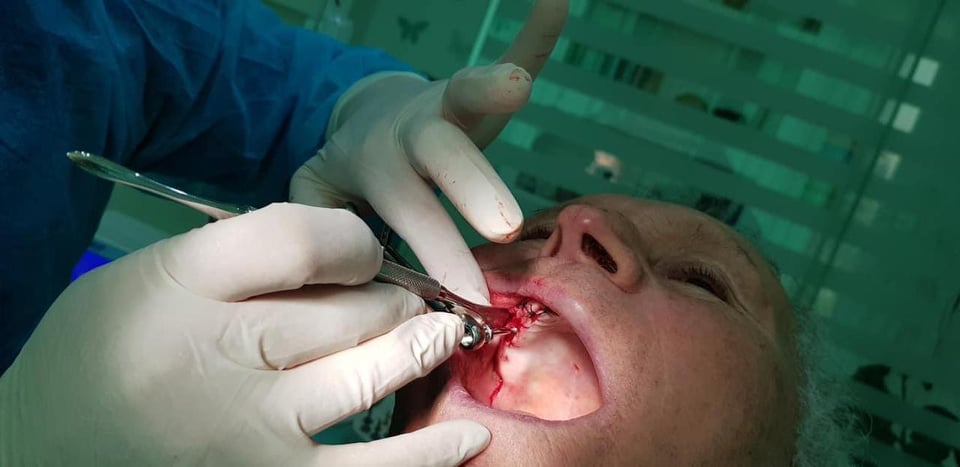 ______________________klinike-dentare-dentist-berat-15