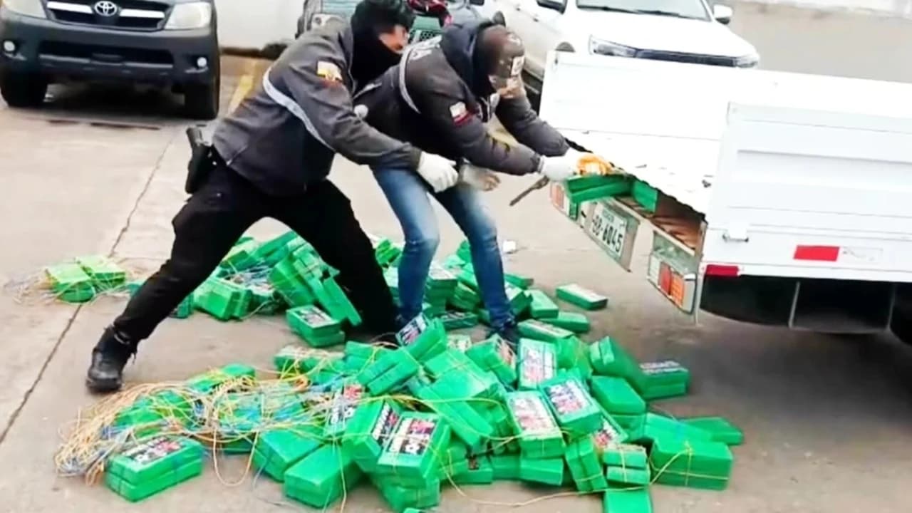 POLICIA NË EKUADOR KA SEKUESTRUAR 469 KILOGRAMË KOKAINË TË FSHEHUR NË NJË KAMION PRANË KUFIRIT ME KOLUMBINË, KU PAKETIMET E DROGËS MBANIN PORTRETIN E SULMUESIT NORVEGJEZ TË FUTBOLLIT, ERLING HAALAND