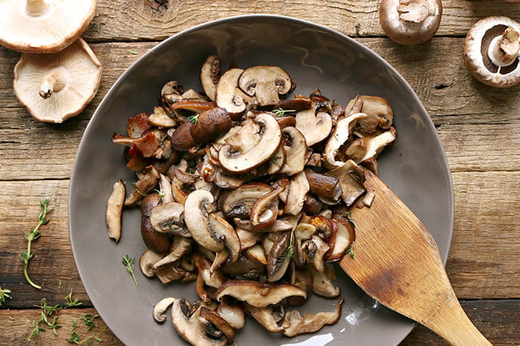 SCHEMA PHOTO Sauteed Bacon Mushrooms and Herbs Recipe