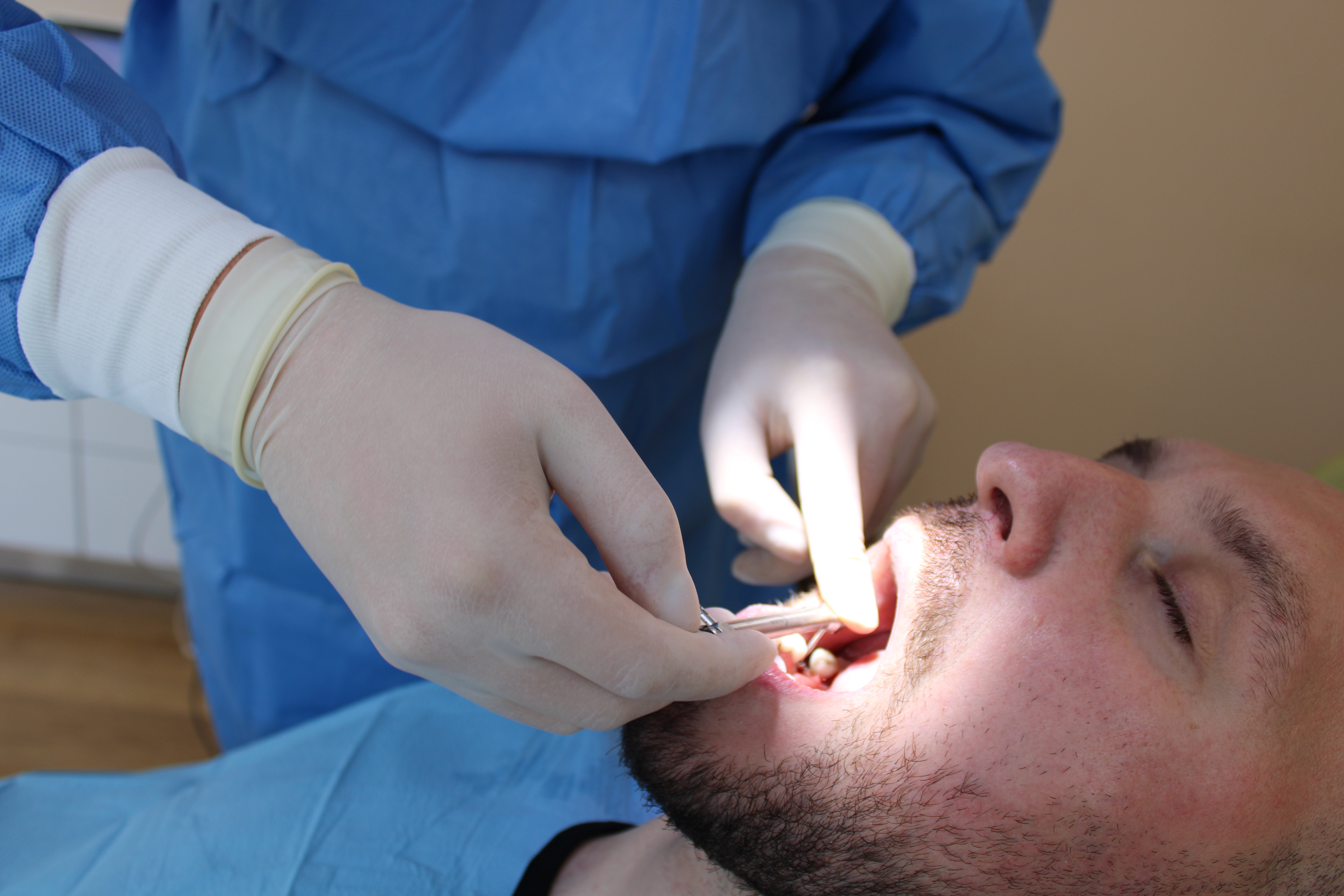 implante-dentist-dentare-kodra-diellit-194 implante-dentist-dentare-kodra-diellit-194