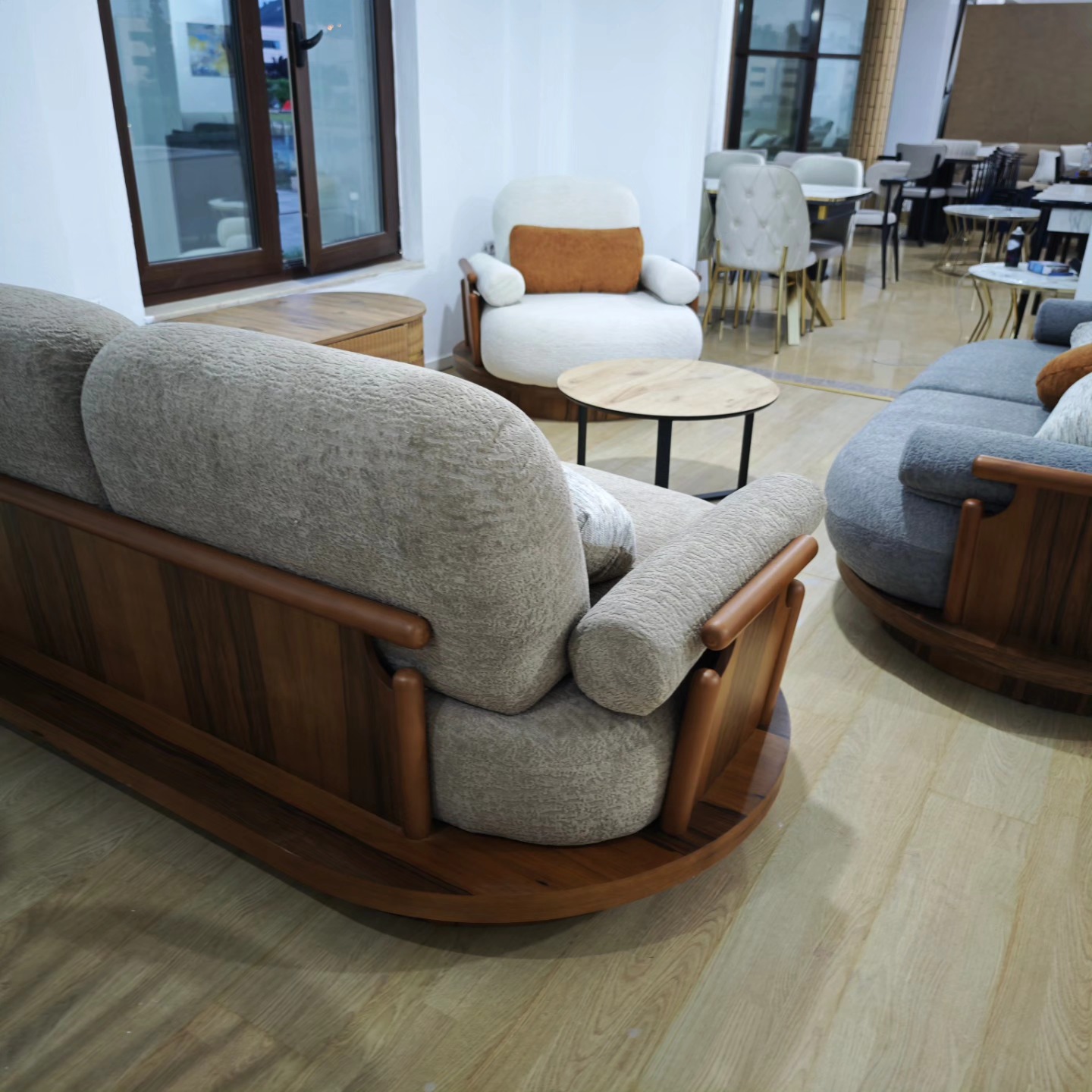 __________________MOBILJE-SHUMICE-TAVOLINA-KARIKE-13