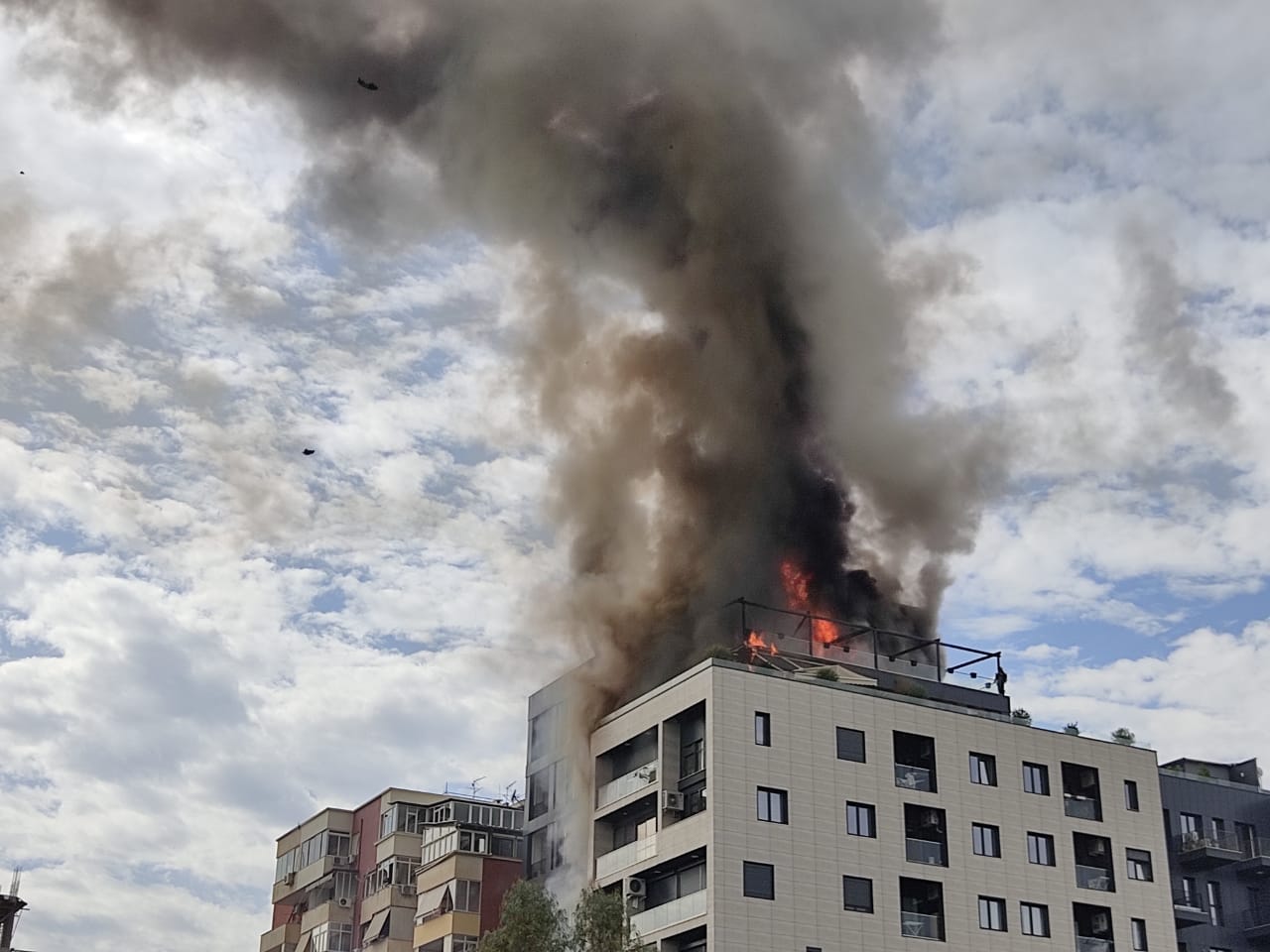 Zjarr pallat Tiran&euml; pran&euml; QSUT-s&euml;, 14 Prill 2026 &mdash; tym i zi dhe flak&euml; t&euml; m&euml;dha
