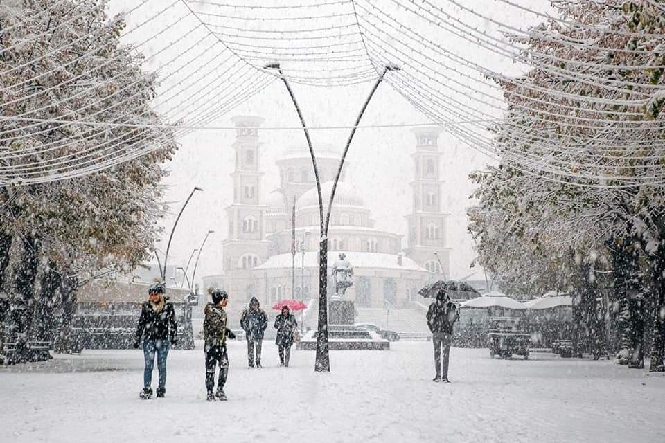 Korça magjike e mbuluar me dëborë